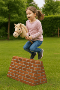 Hobby Horsing im Garten
